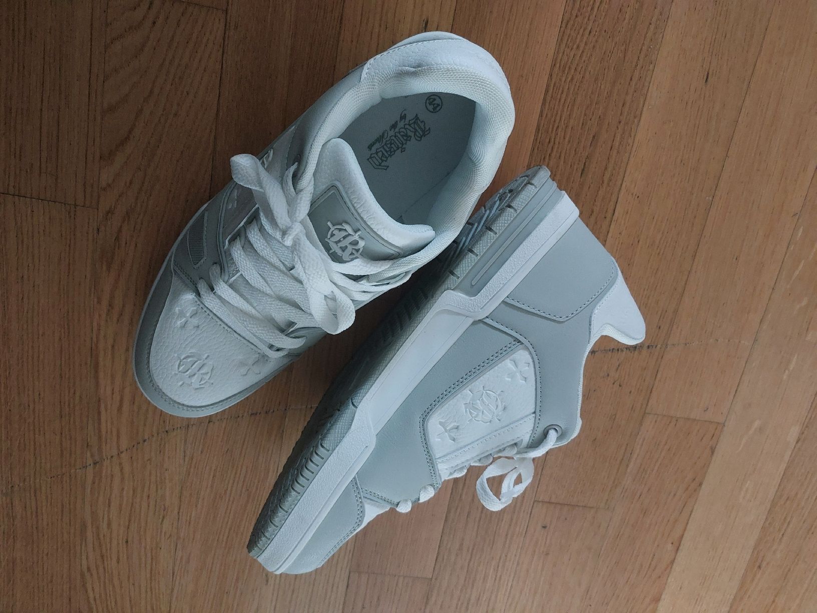 Scarpe da uomo: Sneakers Gr. 44Weiss/Grau – Nuovo e nell'imballaggio originale da Gwatt (Thun) venduto da B.D.999 2