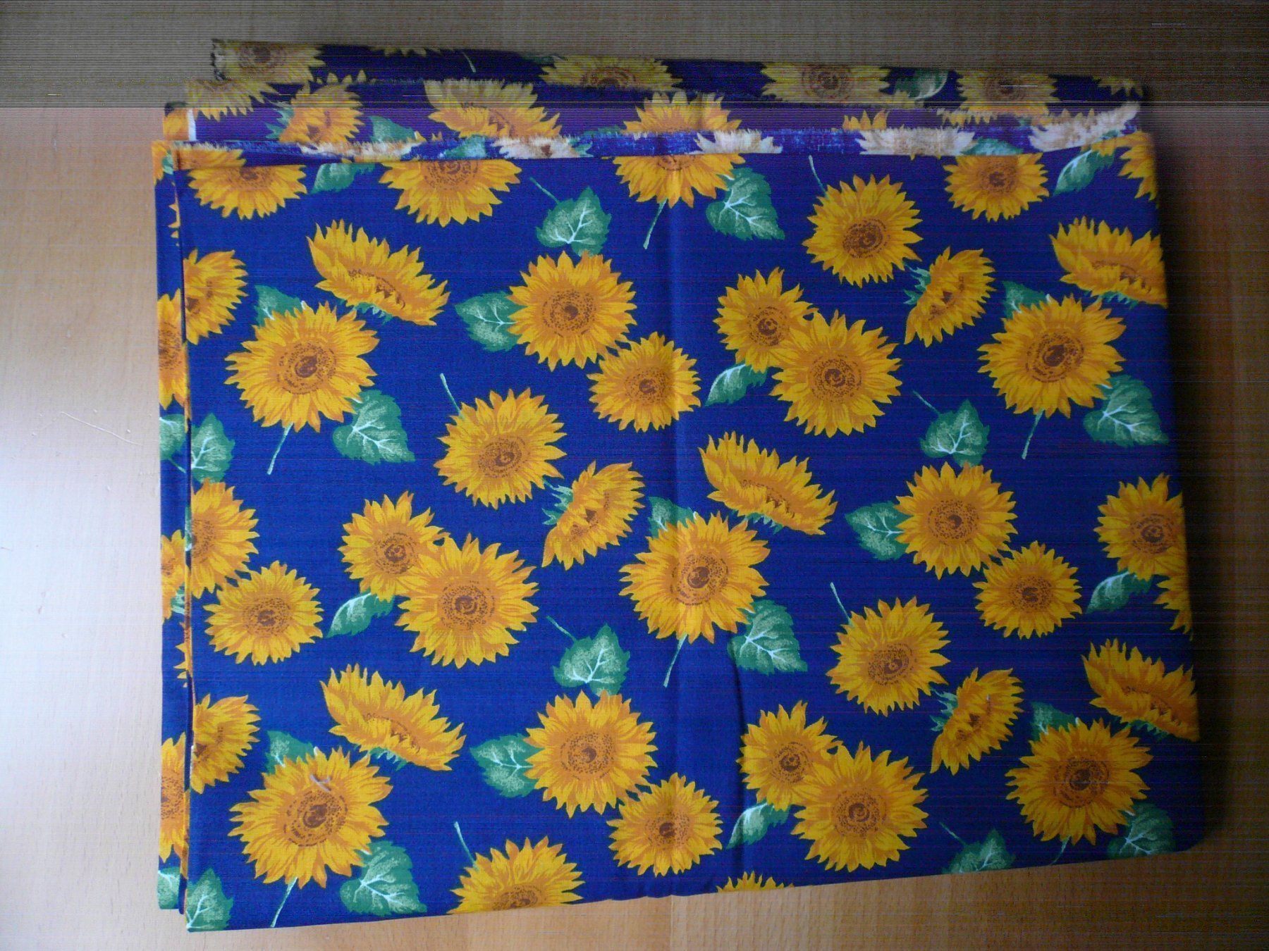 Stoffe: Patchwork - BW Sonnenblumen auf blau - 55 x 70 cm – Neu (gemäss Beschreibung) aus Brunnadern von pinkfaden 1