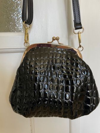 Sac à main vintage noir, style crocodile verni ✨👜🖤 (52)