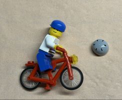 1 Stück. Lego Figur mit Velo und Helm.