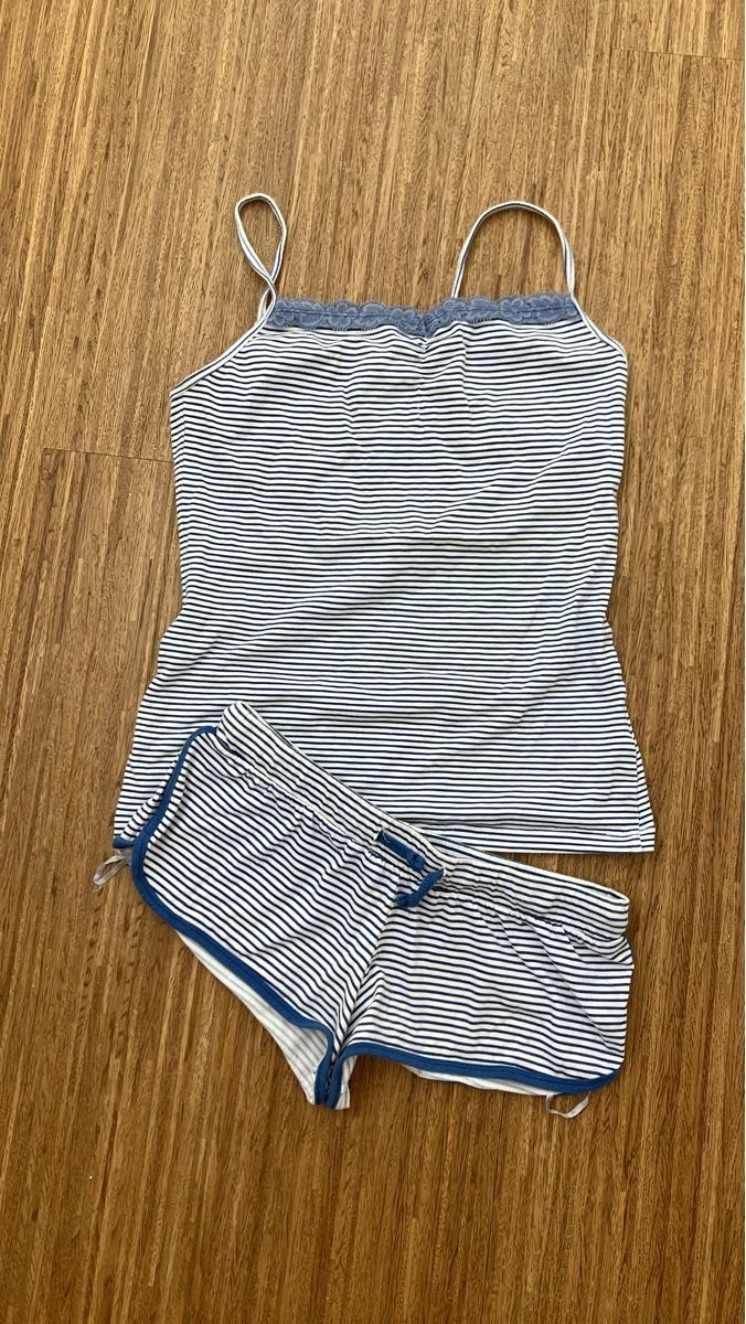 Negligees & Pyjamas: Pyjama Set Gr S gestreift Oberteil und Shorts – Gebraucht aus Ruggell von VegasGirl