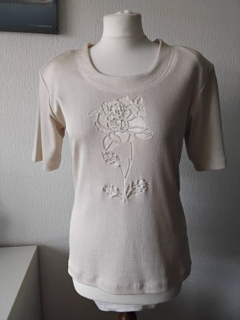 T-shirt beige avec rose en relief - Élégant pour l'été!