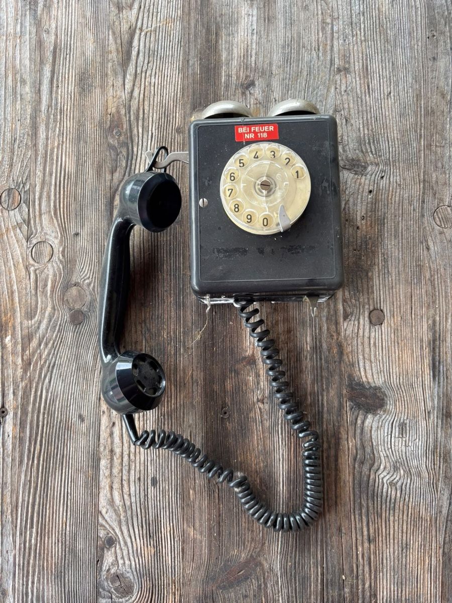 Telefone: Altes Wandtelefon – Defekt aus Kölliken von Wallenmatt