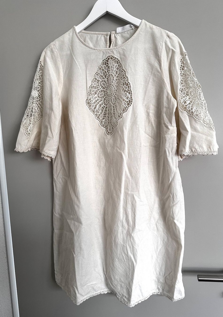 Mango Vestiti: Sommerliches Kleid mit Spitze von Mango – Nuovo (secondo la descrizione) da Haldenstein venduto da enie123 1
