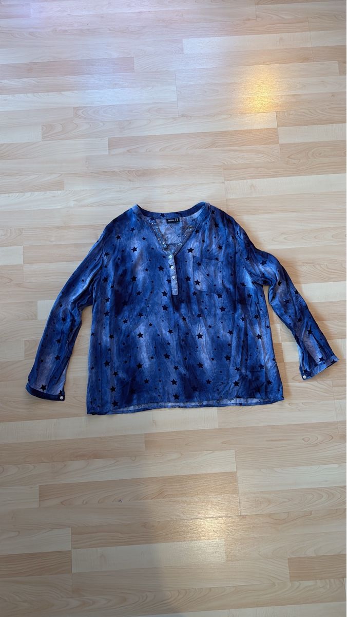 Blusen: Stylische Bluse mit Sternenmuster – Gebraucht aus Neuhausen am Rheinfall von Crueger
