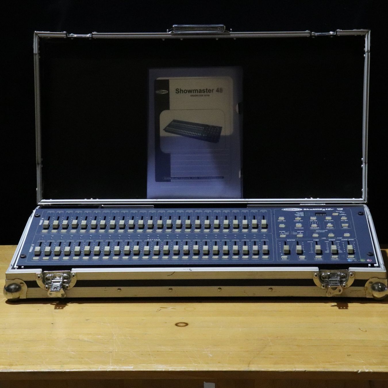 Showtec Sistema di controllo: SHOWTEC Showmaster 48 | DMX Lichtpult inkl. Case – Usato da Unterseen venduto da bluemax.ch