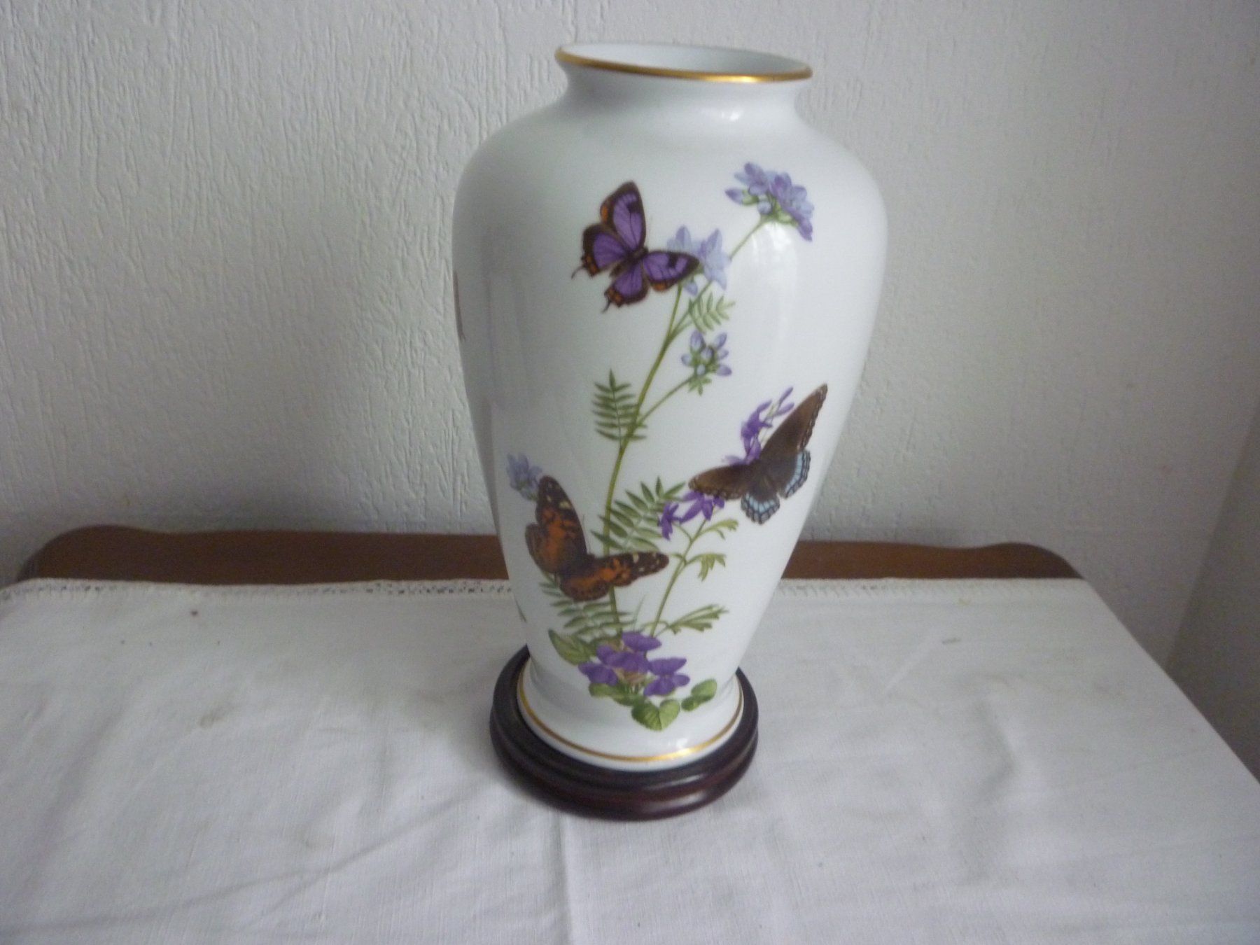 Vasen & Gefässe: sammlervase schmetterling 1981 – Neu (gemäss Beschreibung) aus Langnau am Albis von Molosser 1