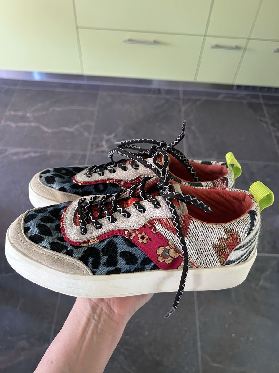Desigual Scarpe da donna: Desigual Turnschuhe, Gr. 37, bunt gemustert – Usato da Kleinandelfingen venduto da Doratschikov