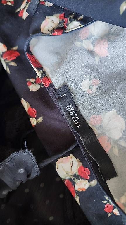 Camicette: Schwarze Bluse mit Blumenmuster / Black flower blouse – Usato da Zürich venduto da aba_6b6j 2