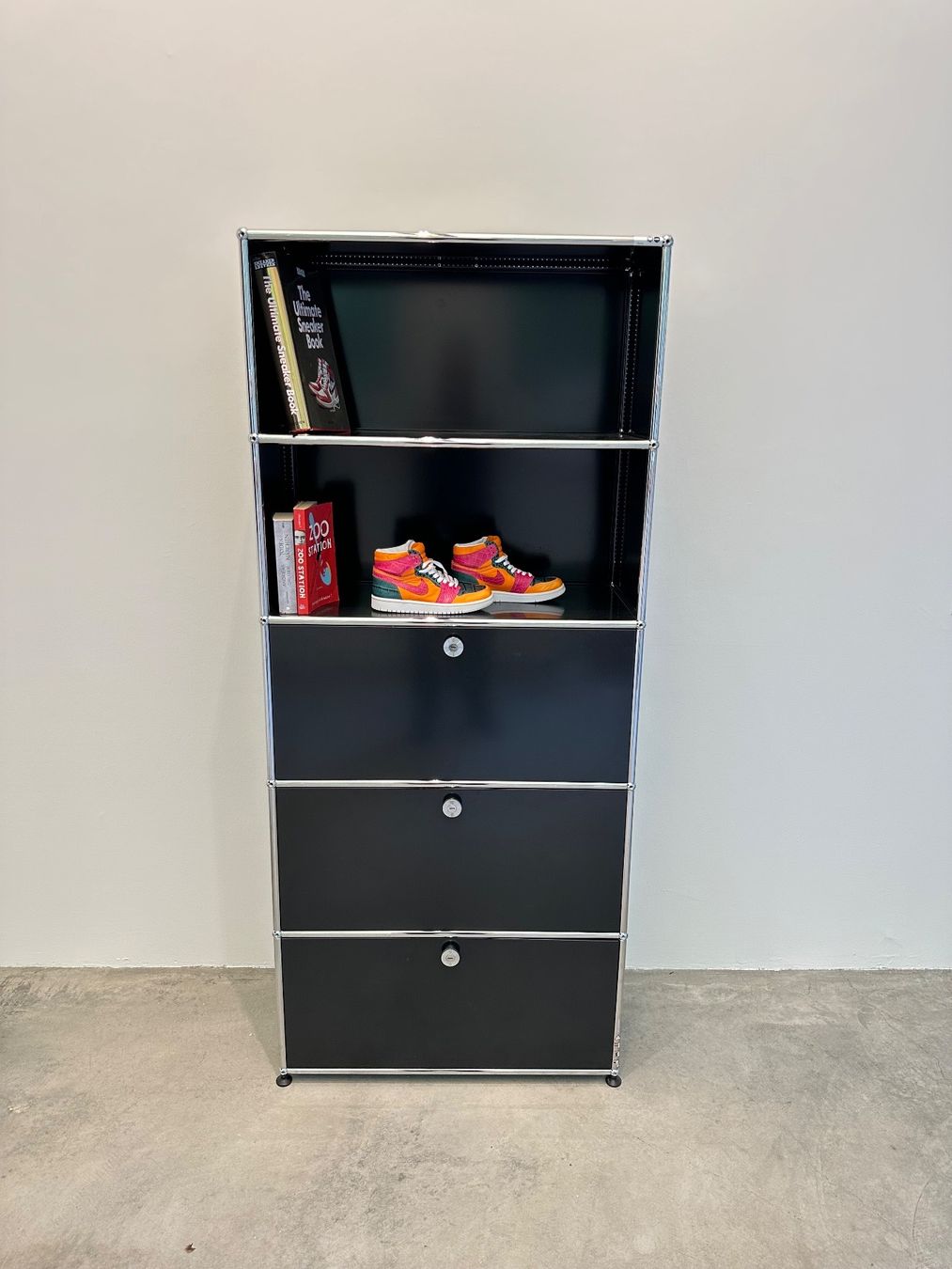 USM Regale: USM Highboard 1x5 grafitschwarz, Top Zustand – Gebraucht aus Grenchen von Design-Outlet 7