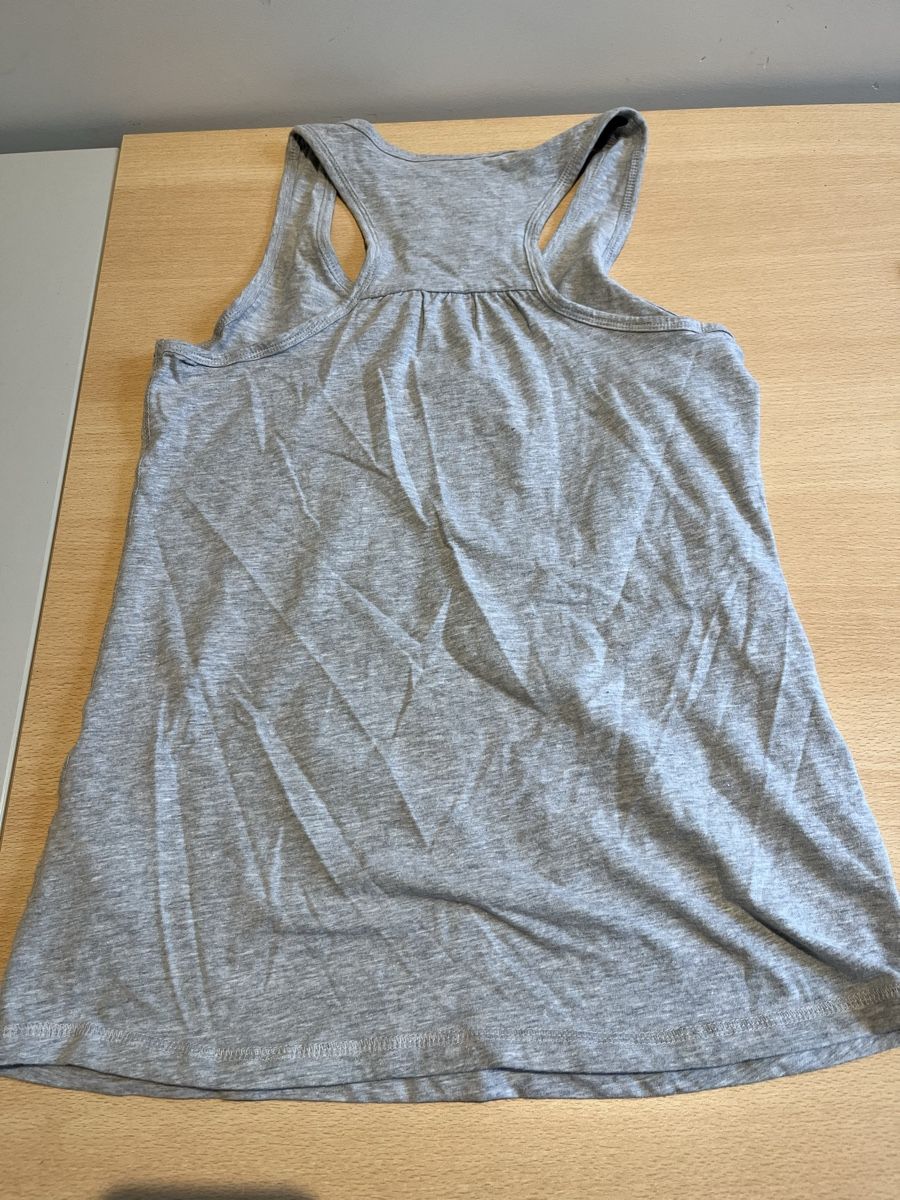 Lotti di vestiti: 3 tops taille correspondant à taille S – Usato da Romont FR venduto da cat_j6ww 1