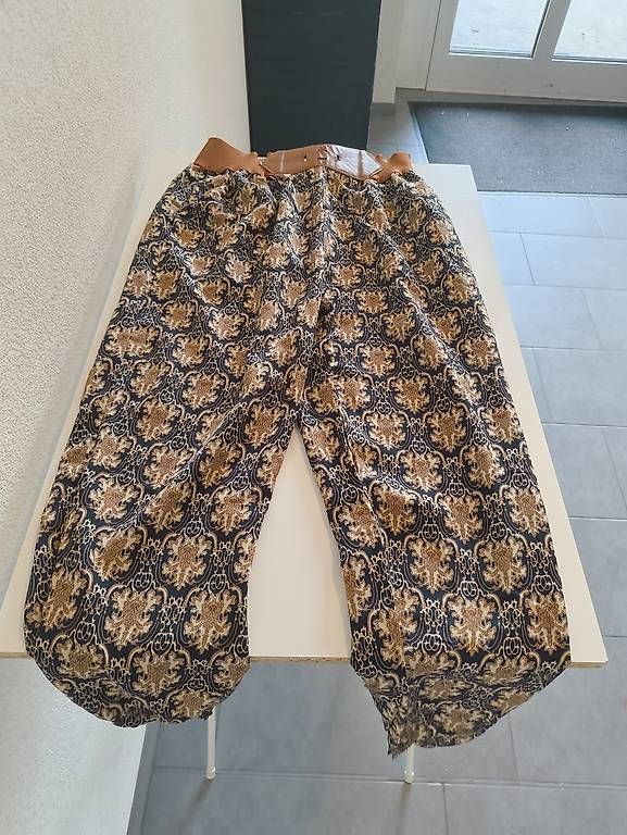 Pantalons: 2x Stoffhose mit Muster Gr. 36 – D'occasion à Nänikon par Manta87 2