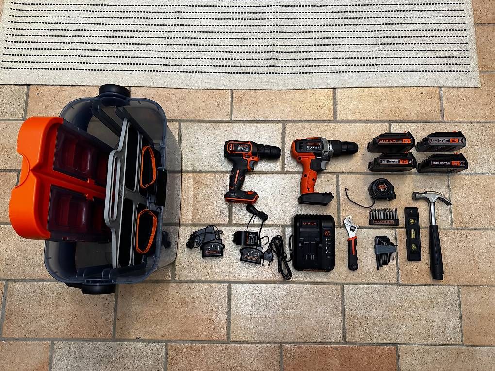 Perceuses: Black & Decker - Akkuschrauber-Set mit einigem Zubehör – D'occasion à Nuglar par JuggDown