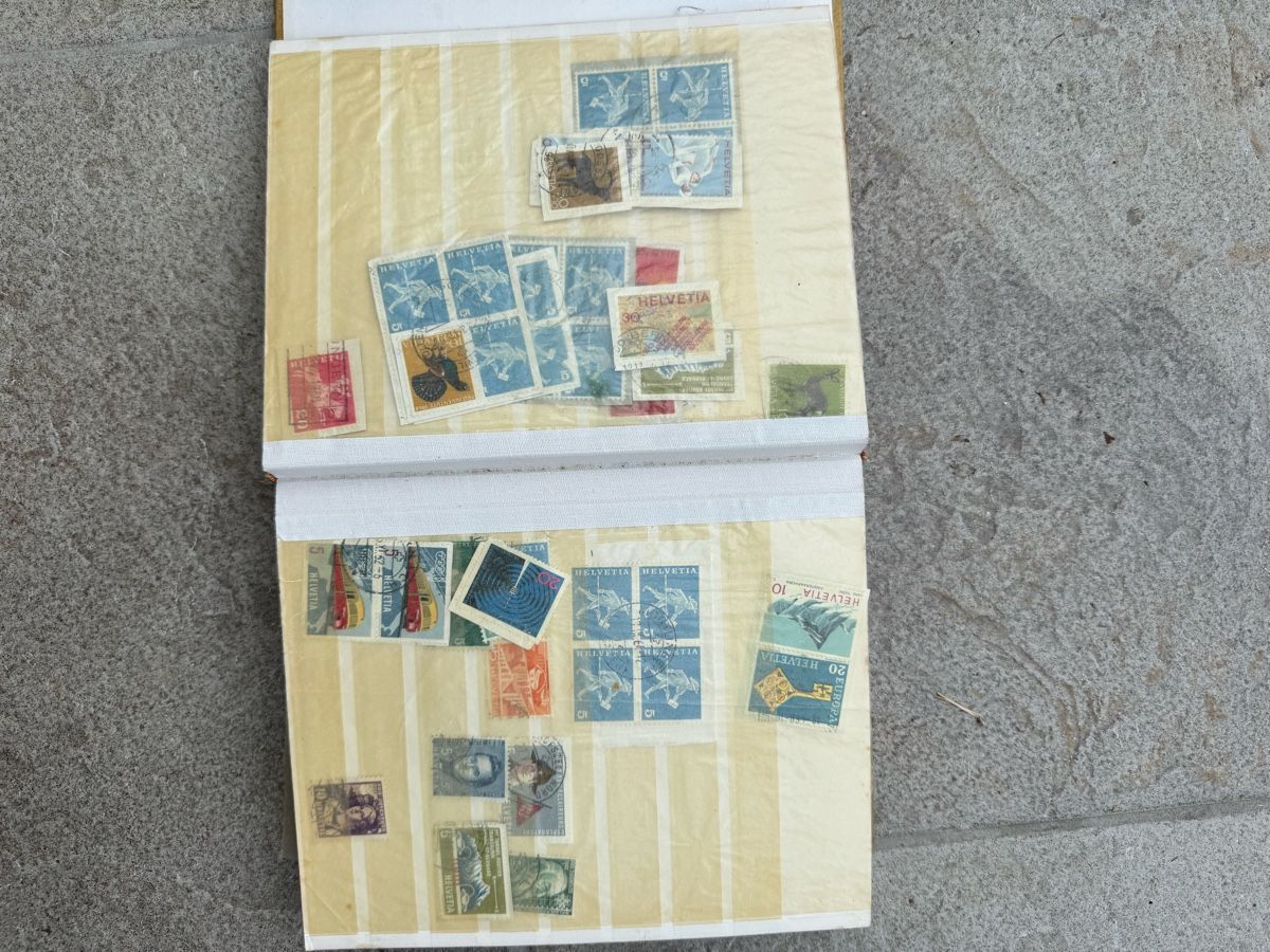 Tutti i francobolli: Stamp Album with Assorted Stamps Good Condition – Usato da Seuzach venduto da Wolf936 1