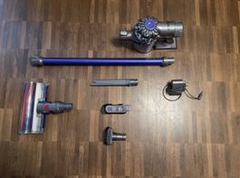 Dyson V6 Fluffy Akkustaubsauger mit Zubehör !!