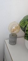 Beton Lampe mit trendiger Glühbirne