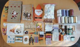 Geschenkbänder und viele Utensilien zum Basteln etc.