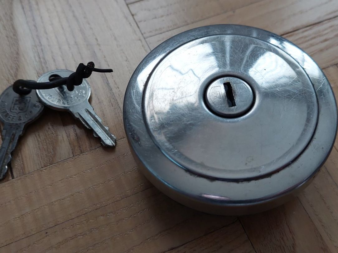 Automobili: Oldtimer Tankdeckel P&J BREVETE SGDG Chrom – Usato da Zürich venduto da Mariaant 1