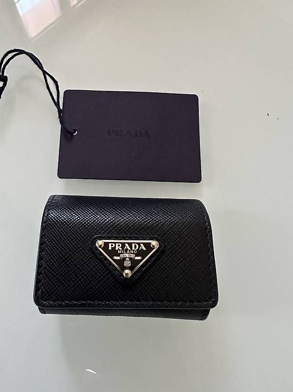 Cuffie: Prada custodia AirPods  – Usato da Mendrisio venduto da esthetic111 2