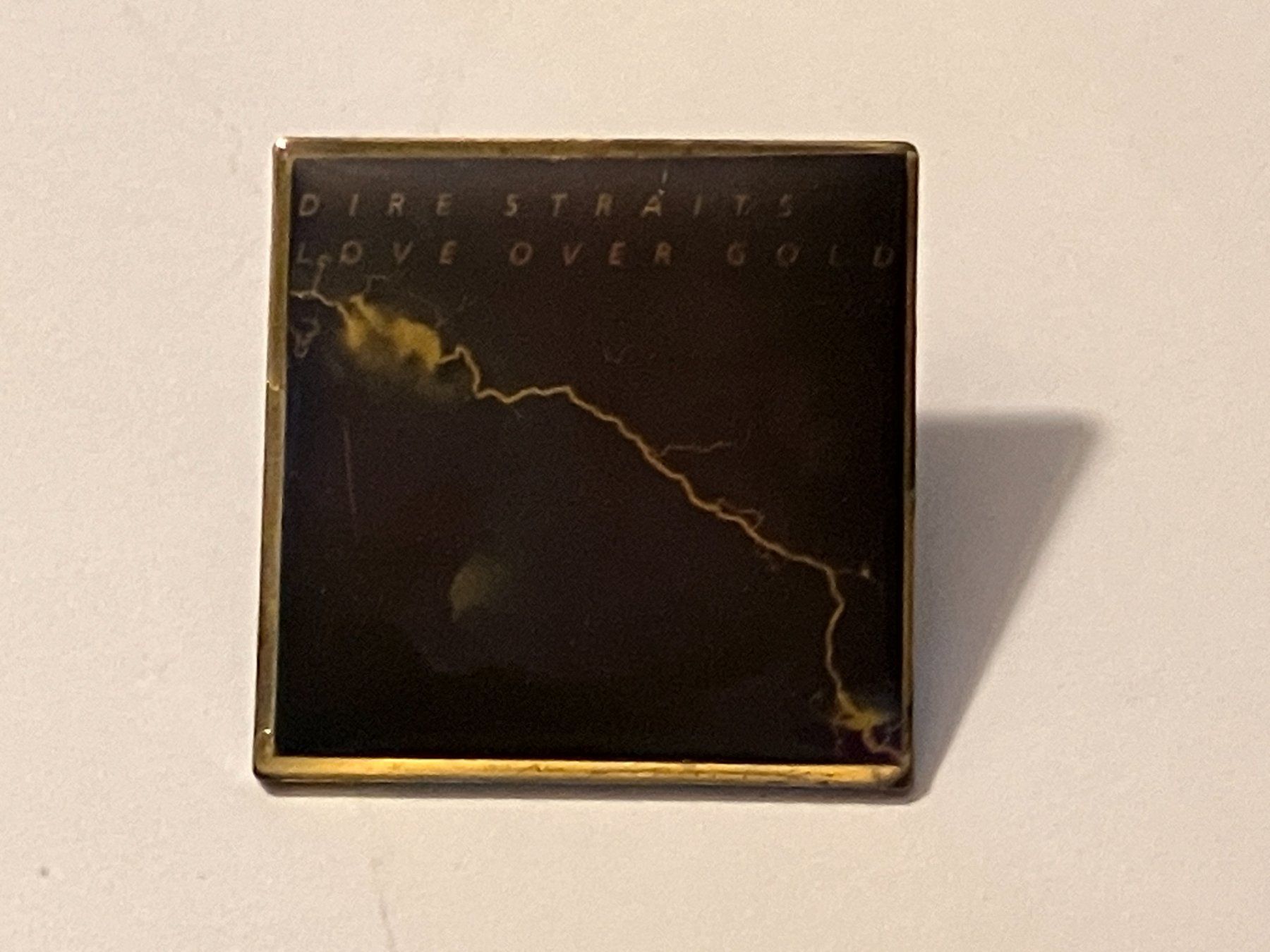 Placchette & Badge: 1 Pin Dire Straits – Usato da Basel venduto da djwwpp