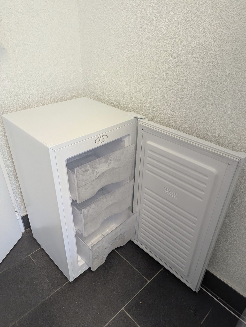 Congelatori: Kibernetik TK 200.85 Gefrierschrank, 64L – Usato da Basel venduto da Radu-M 2