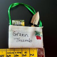 Gartenutensilien in Tasche f/Puppenstuben. NP 4.50.