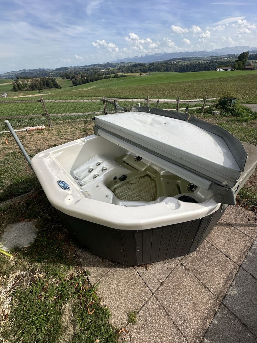 Jacuzzi Whirlpool: Whirlpool Balboa 2 Meter mal 2 Meter ab 1.00 CHF – Difettoso da Liebistorf venduto da motocentergmbh 4