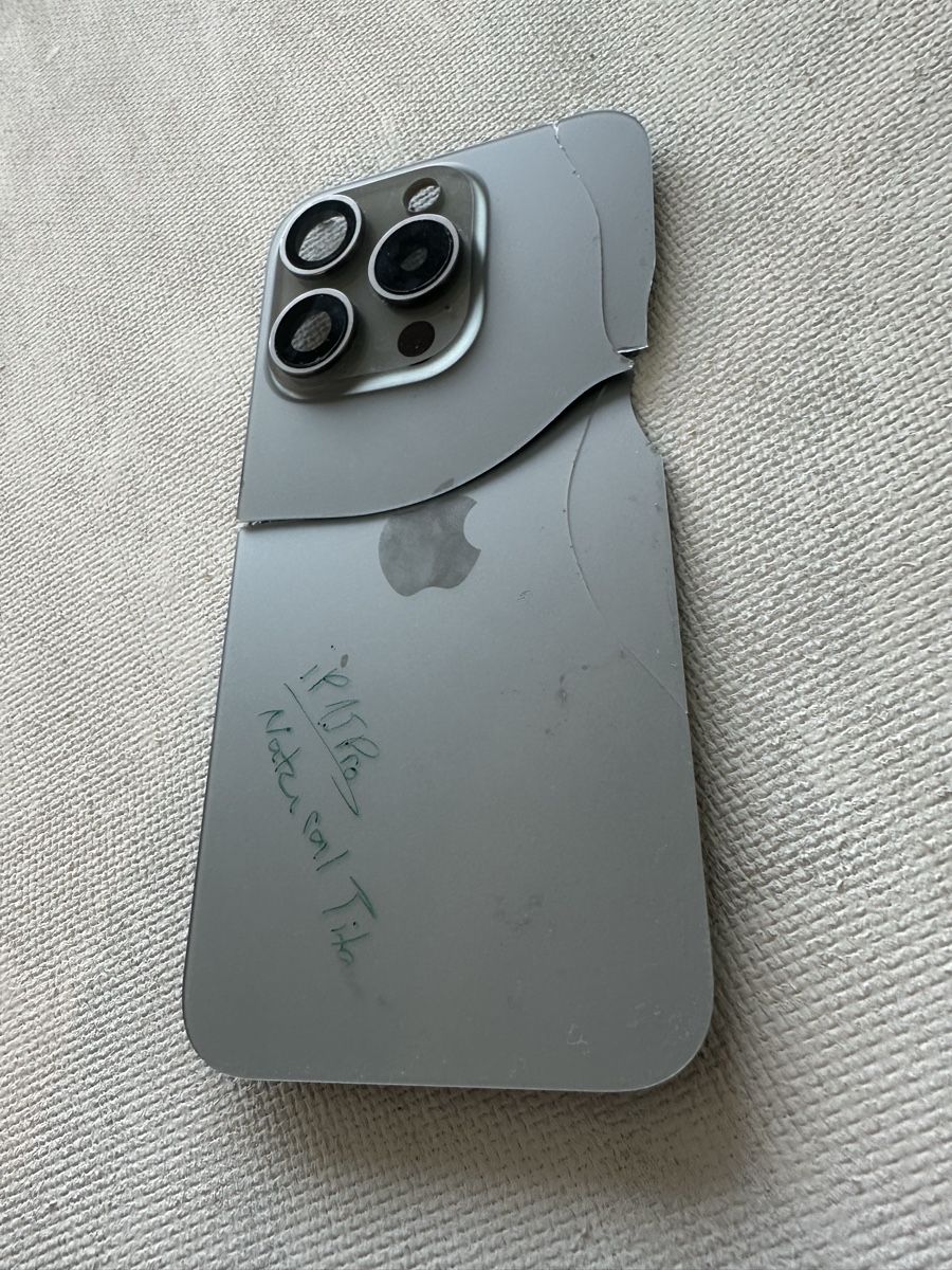 Apple Telefoni cellulari / Smartphones: iPhone 15 Pro Rückseite, defekt, Originalteil – Difettoso da Fahrni b. Thun venduto da familymadech 3