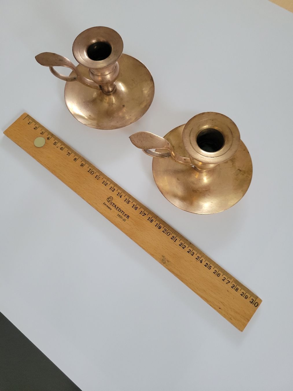 Bougeoirs: 2 Kerzenhalter Messing mit Henkel gebraucht im Set – D'occasion à Flims Dorf par Snowhite74