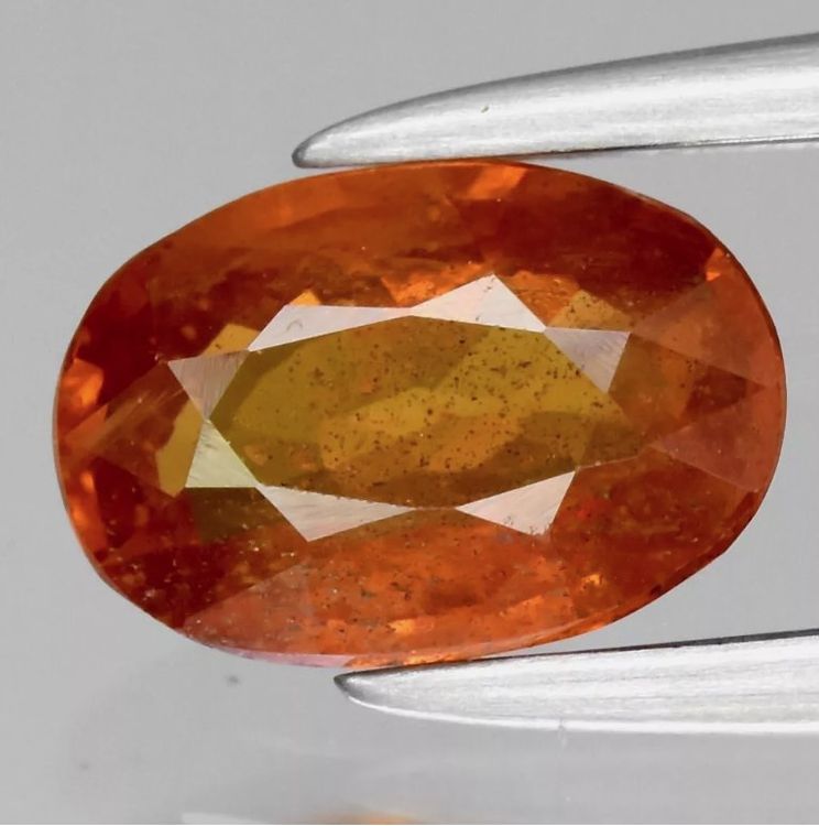Pierre précieuse certifiée coupe baguette saphir orange de Ceylan 4,40
