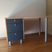 Schreibtisch mit Schubladen gut erhalten. Abholung in Bern