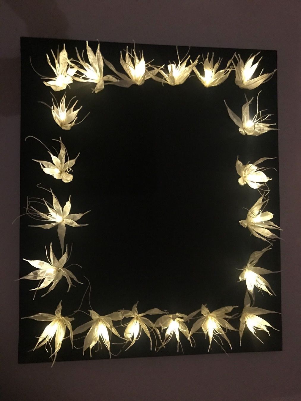 Foto & Immagini: Leinwand mit Papierblüte beleuchtet – Nuovo (secondo la descrizione) da Mels venduto da man_w8ky
