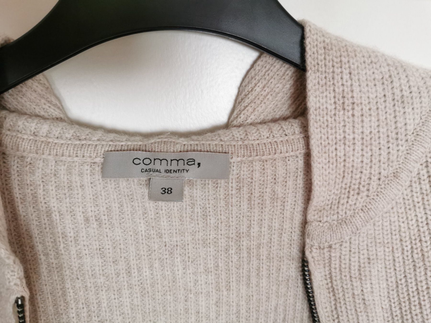 Comma Vestes: Comma, Gr. 38 Damen Strickjacke mit Kapuze – D'occasion à Dottikon par Storm990 2