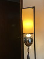 lampada con sfera metallizzata e nappa
