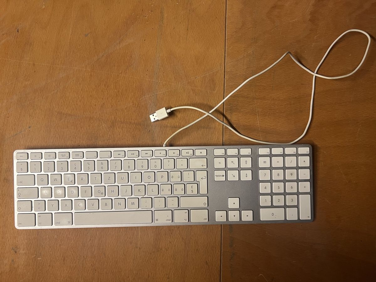 Apple Claviers: Apple Tastatur mit USB – D'occasion à Huttwil par luk_9tdh