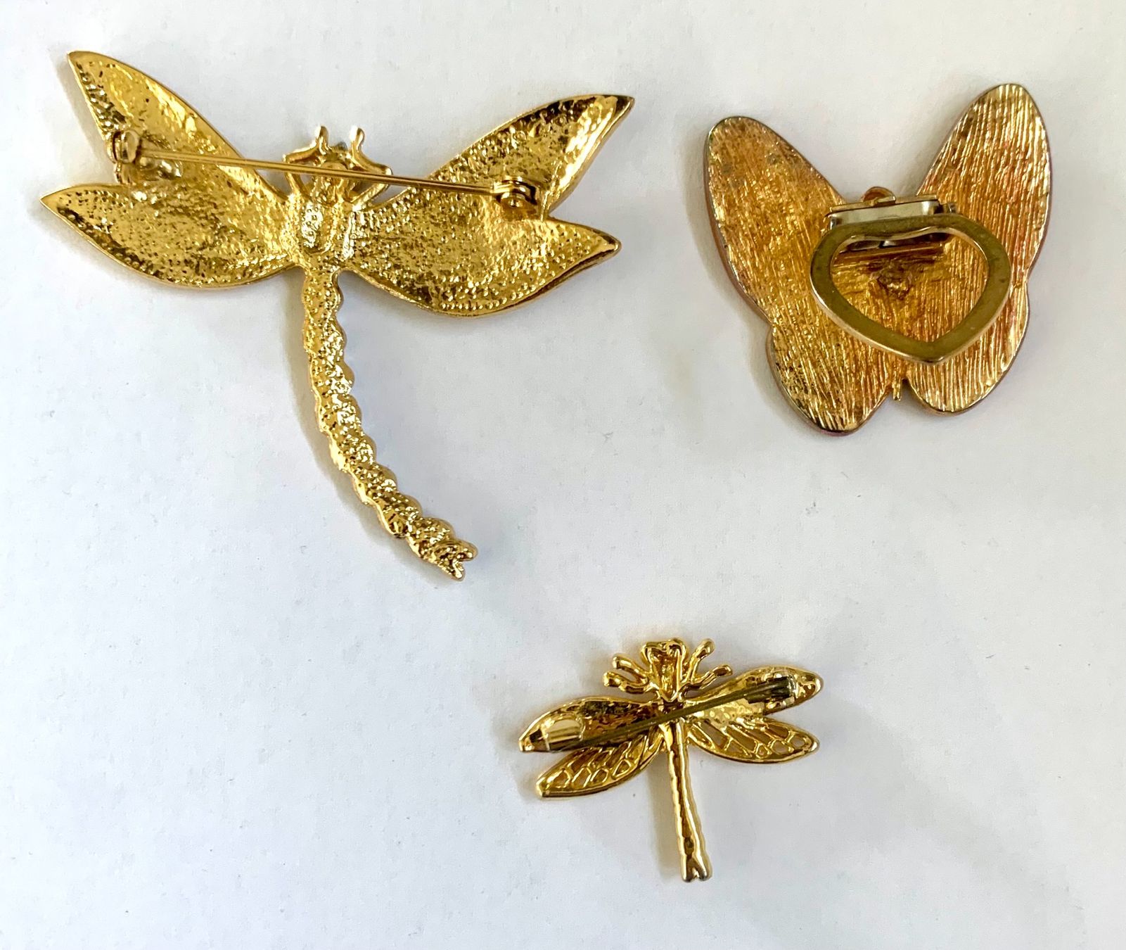 Spille & Fermagli: 3 Schmuck-Broschen, 2 Libellen & 1 Schmetterling – Usato da Biel/Bienne venduto da Oldradio 2