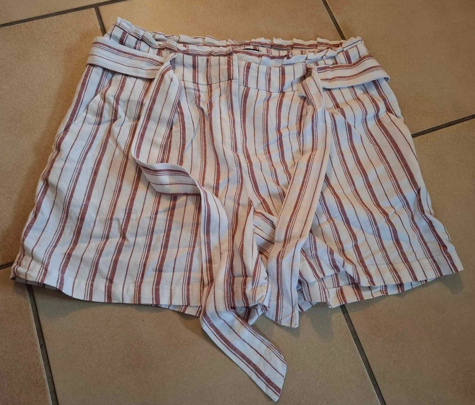 Nafnaf Pantaloni: Short rayé Nafnaf (en lin) – Nuovo (secondo la descrizione) da Arnex-sur-Orbe venduto da kprt