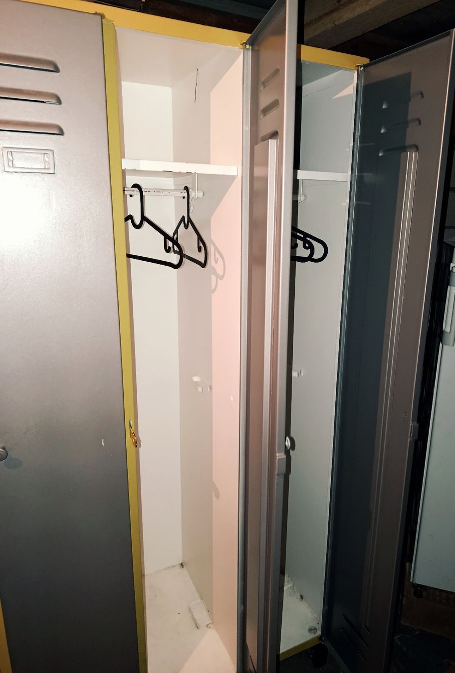 Armadi: hipper Spint, Metallschrank, Garderobe – Usato da Oberägeri venduto da SaniBeach 2