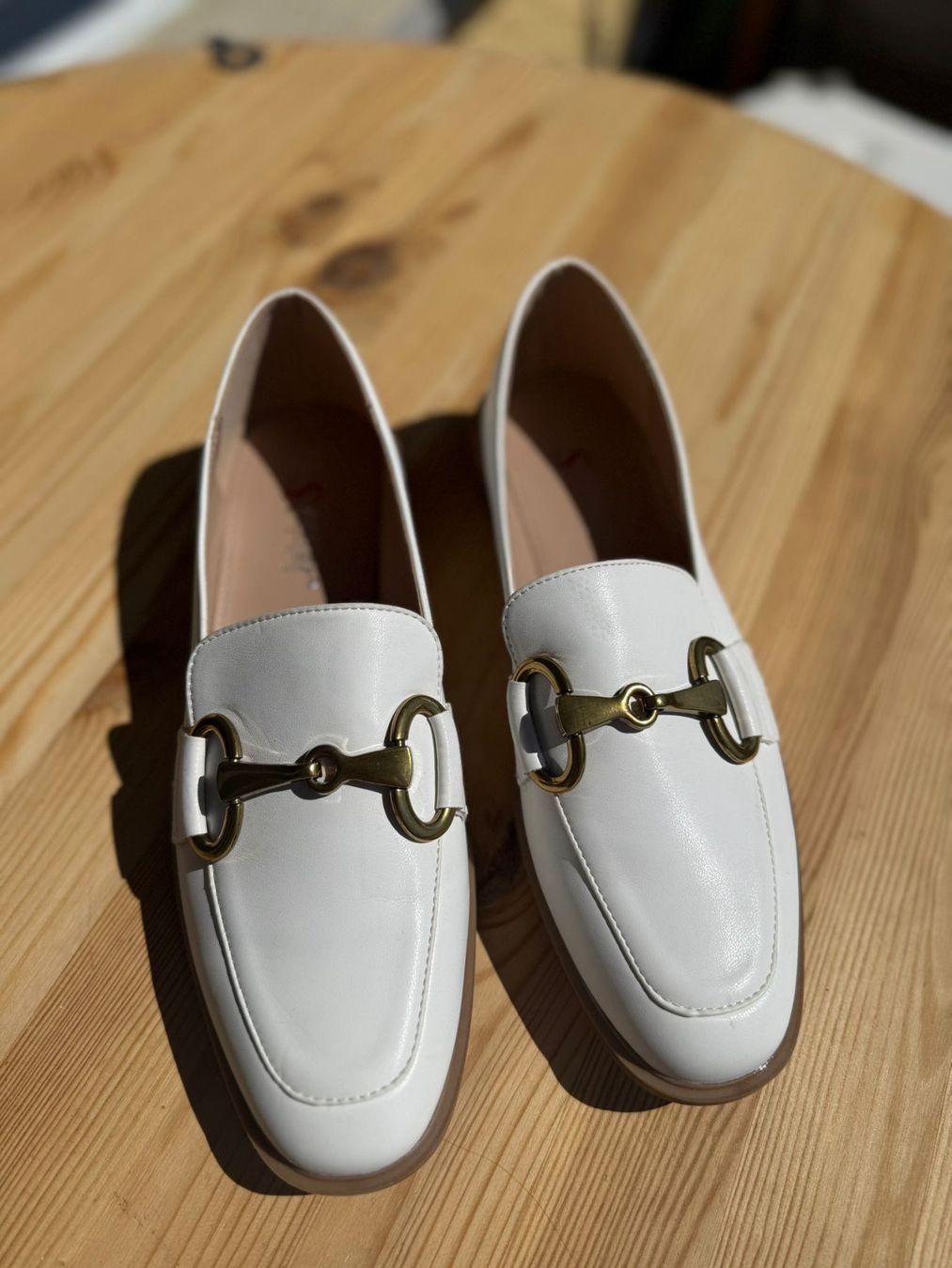 Scarpe da donna: Weisse Schuhe mit Goldschnalle – Usato da Muri b. Bern venduto da ZUYA