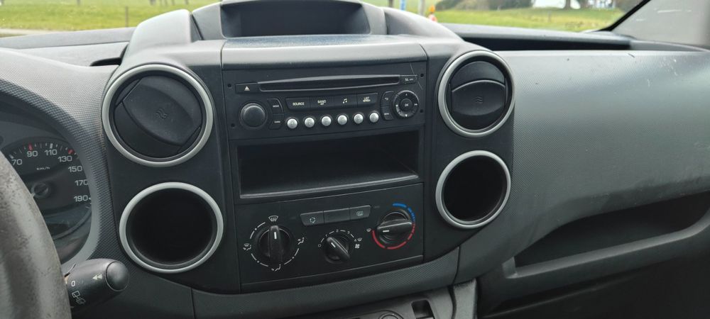SCHÖNER MONTEUR LIEFERWAGEN CITROEN BERLINGO MIT WENIG KM. 8