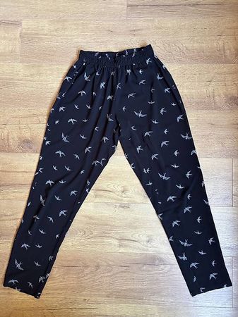 Stoffhose mit Schwalben