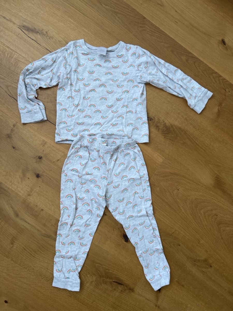 Pigiama & Simili: Kinder Pyjama 110/116 Regenbogen Druck Hellgrau – Usato da Recherswil venduto da ch0_y9gb