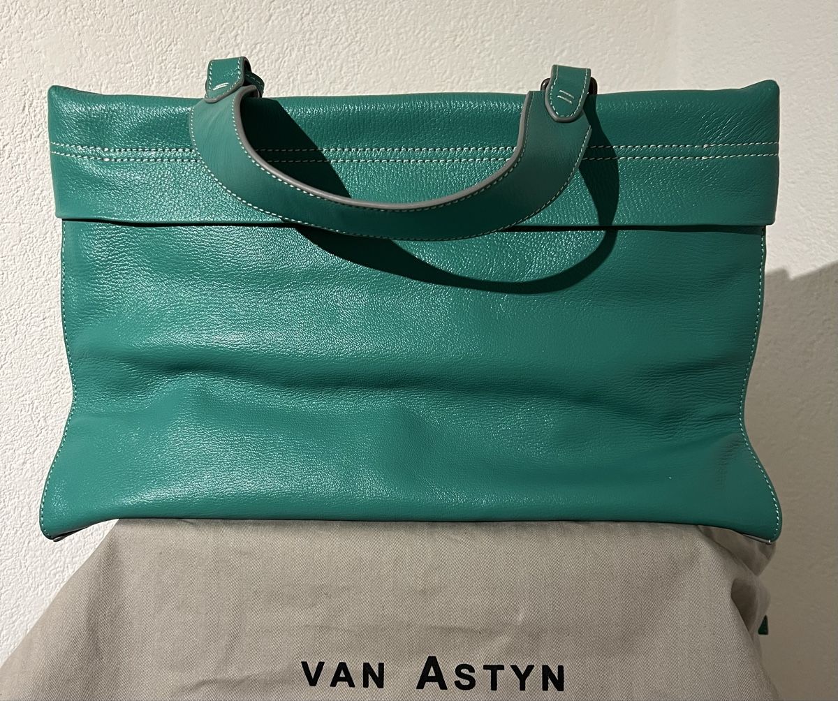 Van Astyn Borse da donna: Sac à main vert en cuir Van Astyn – Nuovo e nell'imballaggio originale da St-Pierre-Clages venduto da ste_xk6p 1