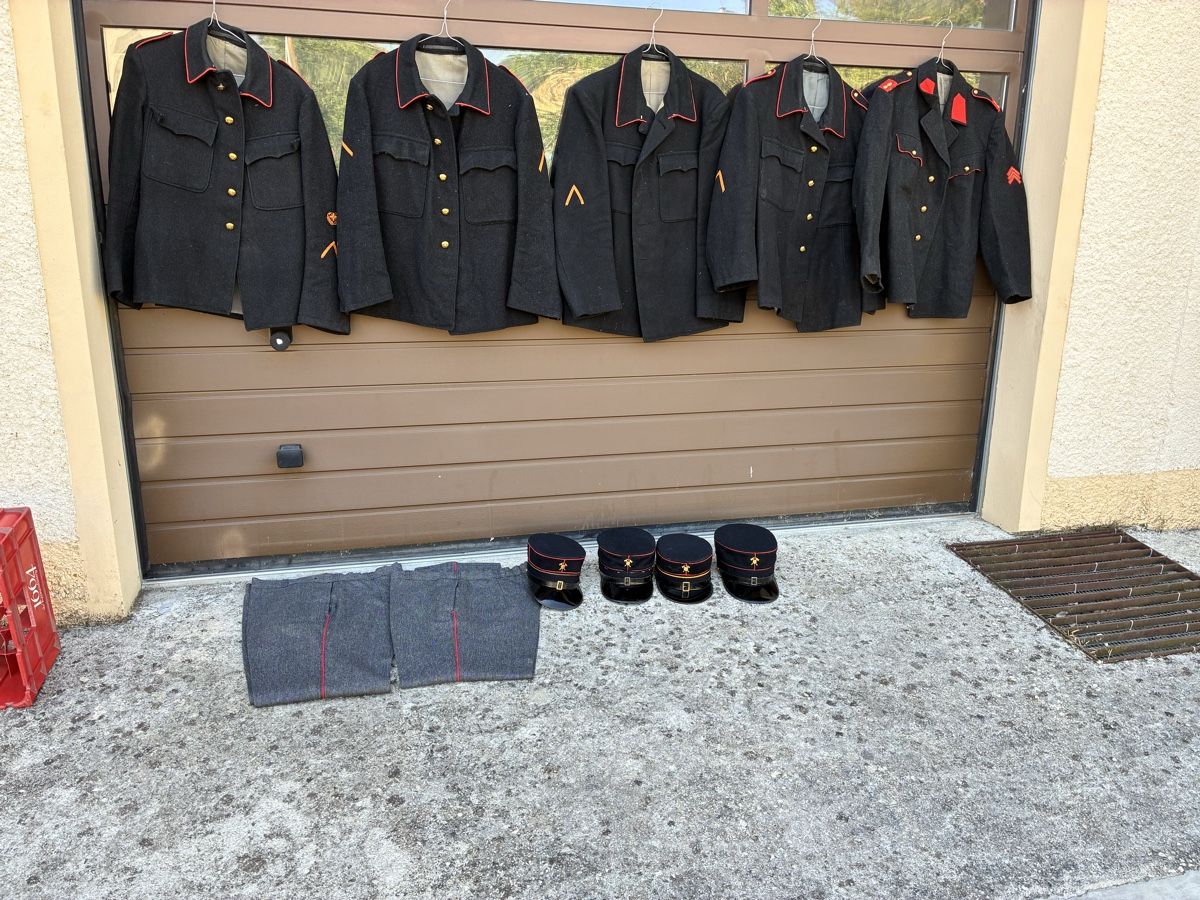 Uniformen: Lot divers habits de pompier  – Gebraucht aus Les Bayards von Mutz51