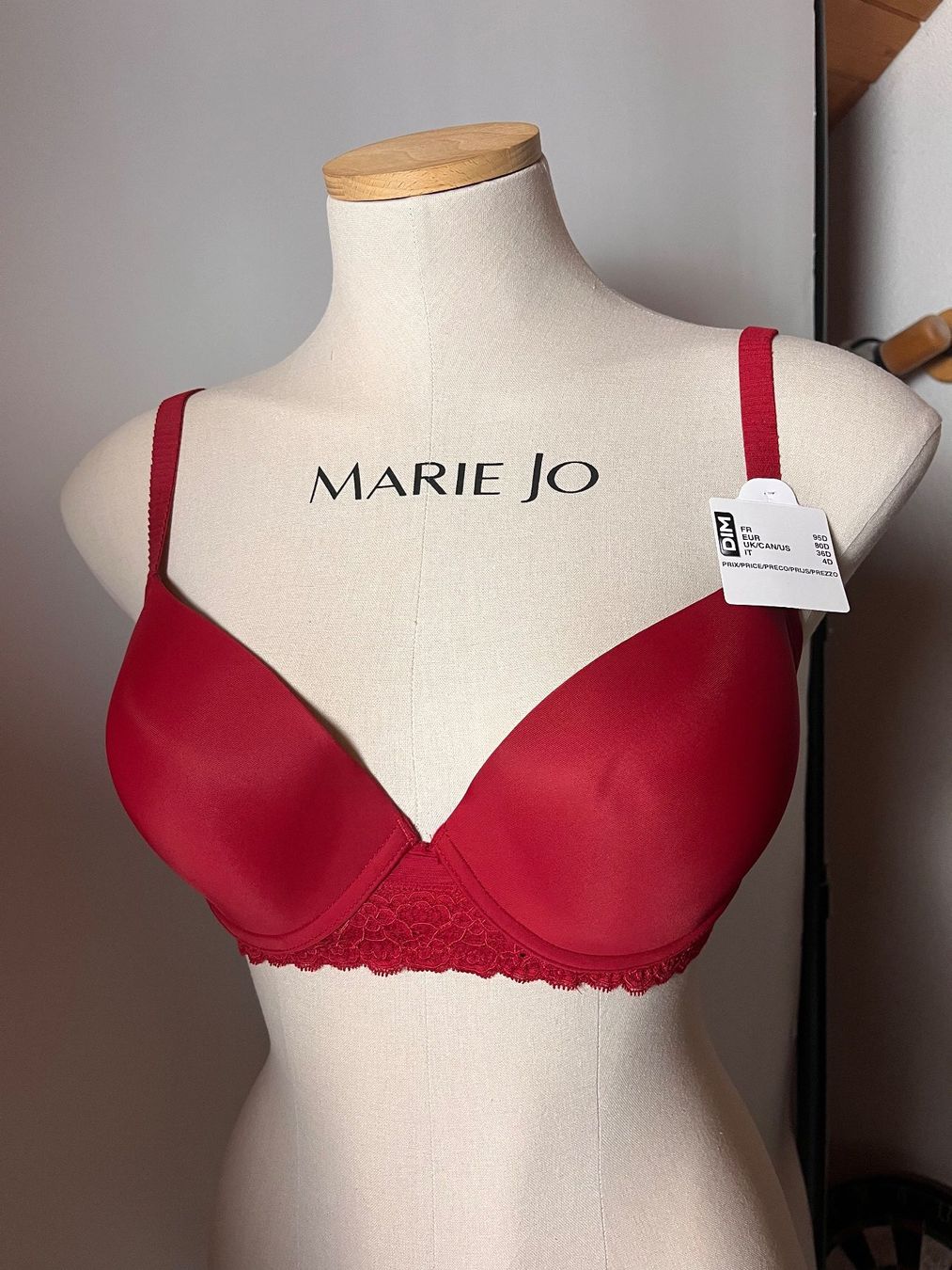 Dim Altra biancheria intima: DIM, Schalen-BH SUMBLIM, Grösse 80D, Farbe Rot – Nuovo e nell'imballaggio originale da Rudolfstetten venduto da gst_g7xl
