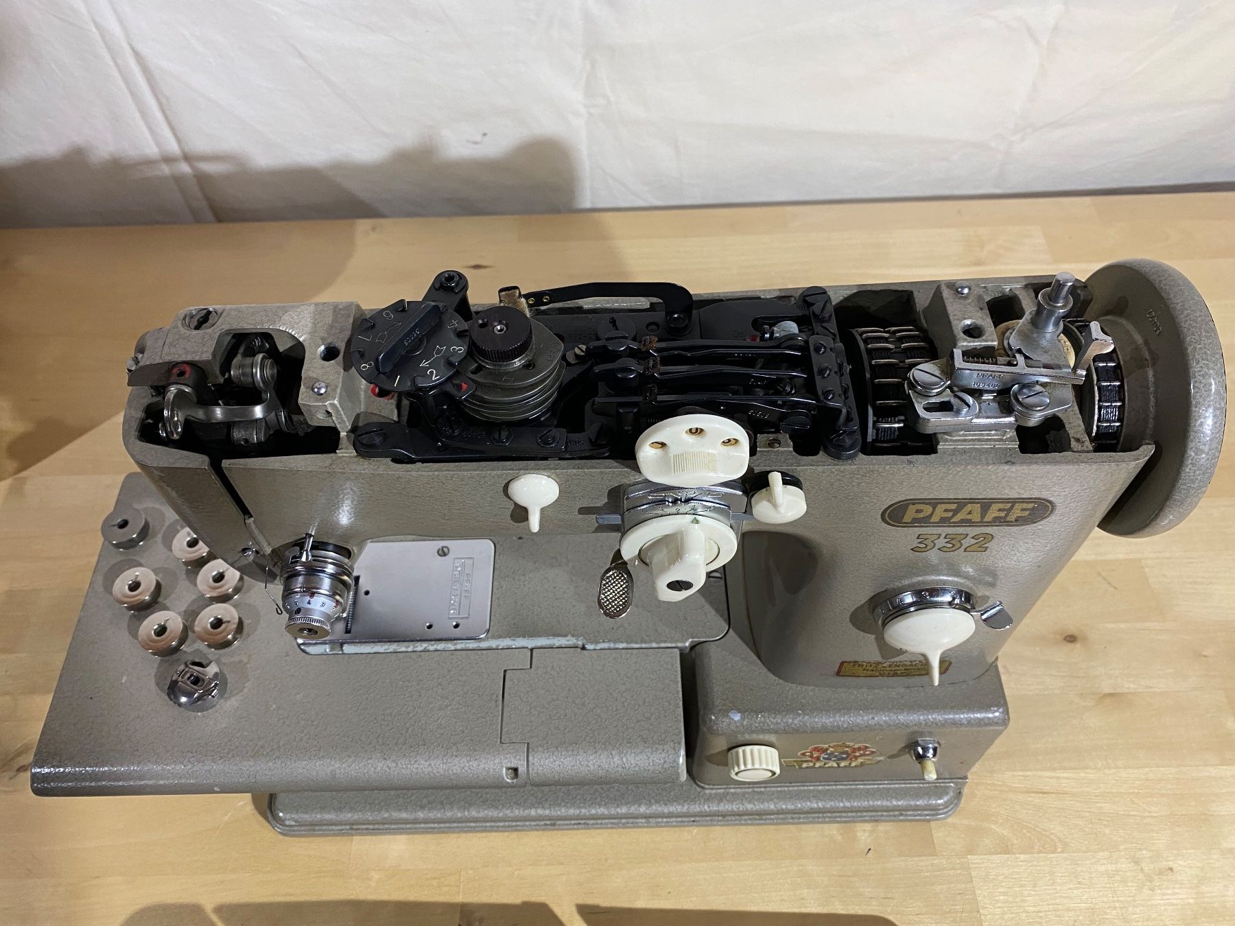 Pfaff Macchine da cucire: Top Pfaff Modell 332 Automatic - schöne Nähmaschine – Usato da Brügg BE venduto da Busima 3