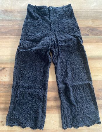Extravagante Hose ZARA Grösse 36 Lochmuster Damen Sommer