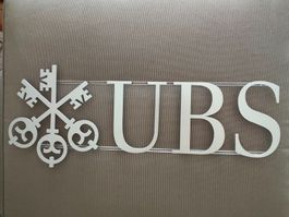 Firmenlogo UBS Metall auf Plexiglasschienen