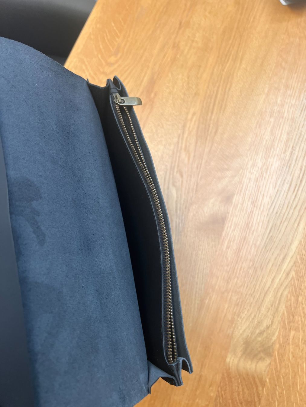Koffer & Taschen: Ledertasche schwarz mit Reissverschluss – Gebraucht aus Zumikon von jensbehlau81 2