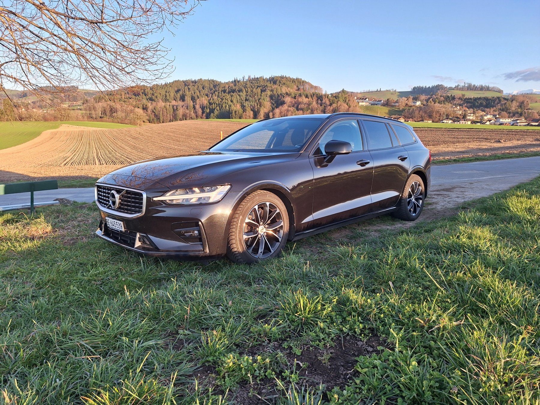 Volvo Automobili: Volvo V60 2.0 D4 R-Design AWD – Usato da Bern venduto da HSBZaeune 1